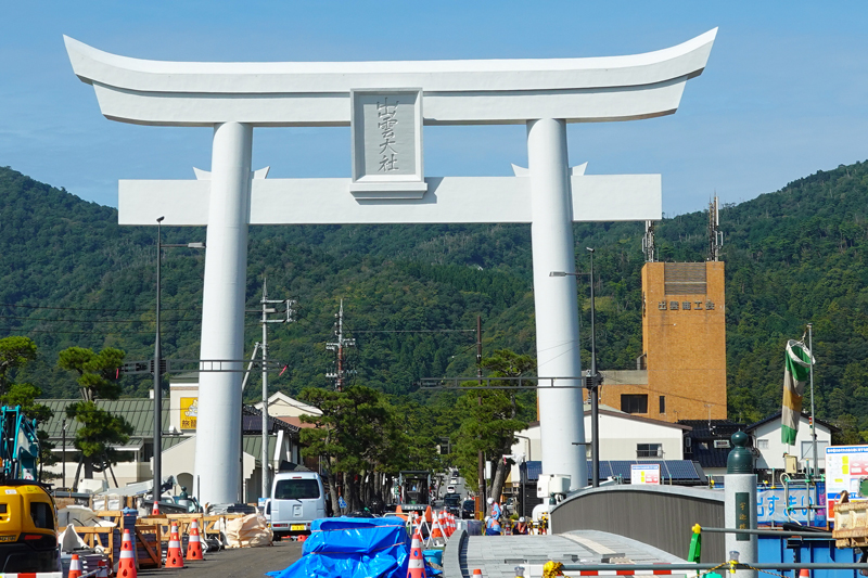 宇迦橋（うがばし）の大鳥居