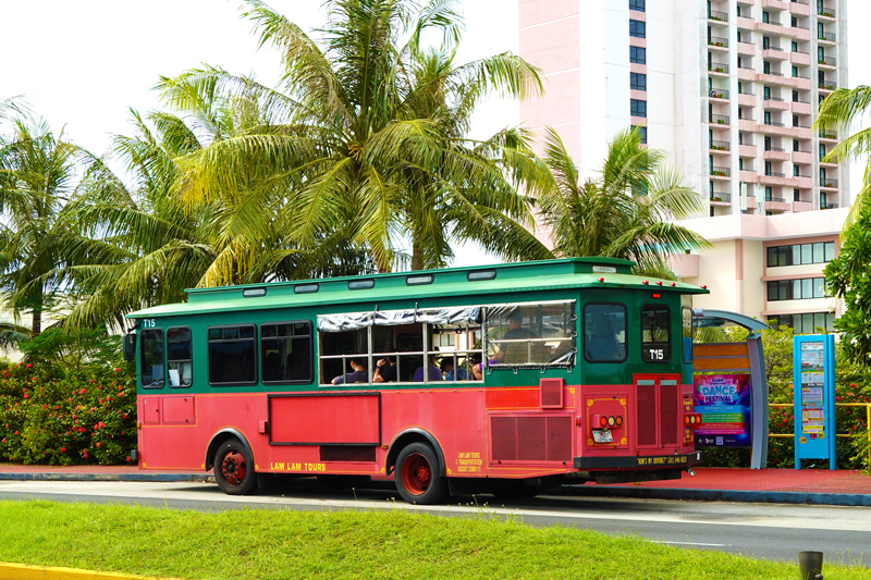 グアムの赤いシャトルバスの外観
