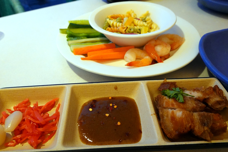 クラウンプラザのインフィニティバーで楽しむ軽食