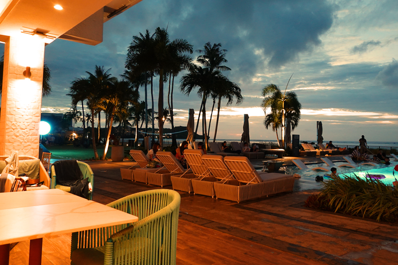 クラウンプラザのインフィニティバーで楽しむ夕景と軽食