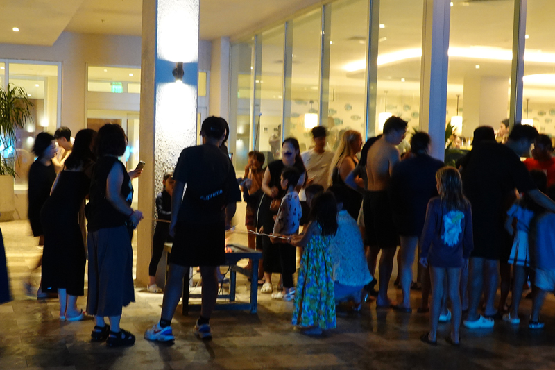 クラウンプラザリゾートグアムの焼きマシュマロ体験の様子

