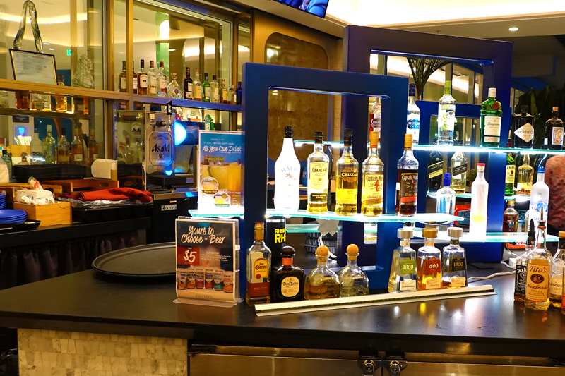 サンセットカクテルを楽しむインフィニティバーの景色