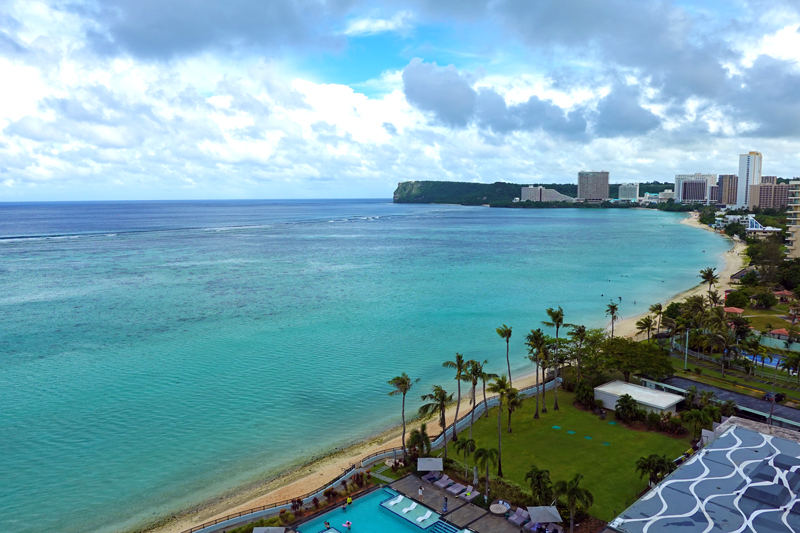 クラウンプラザリゾートグアムの客室から眺める朝のタモン湾
