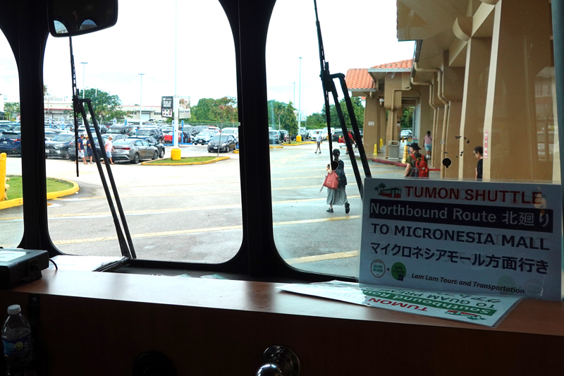 赤いシャトルバスでマイクロネシアモールへ向かう様子