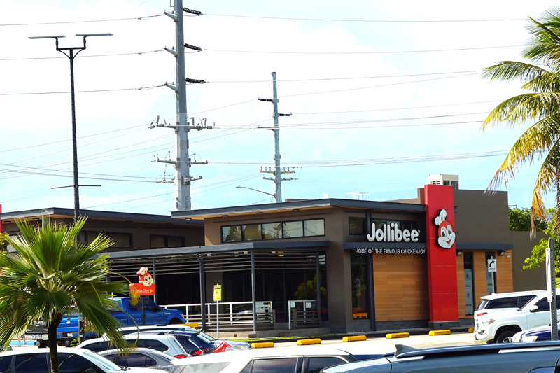 マイクロネシアモール前にあるジョリビーの店舗外観