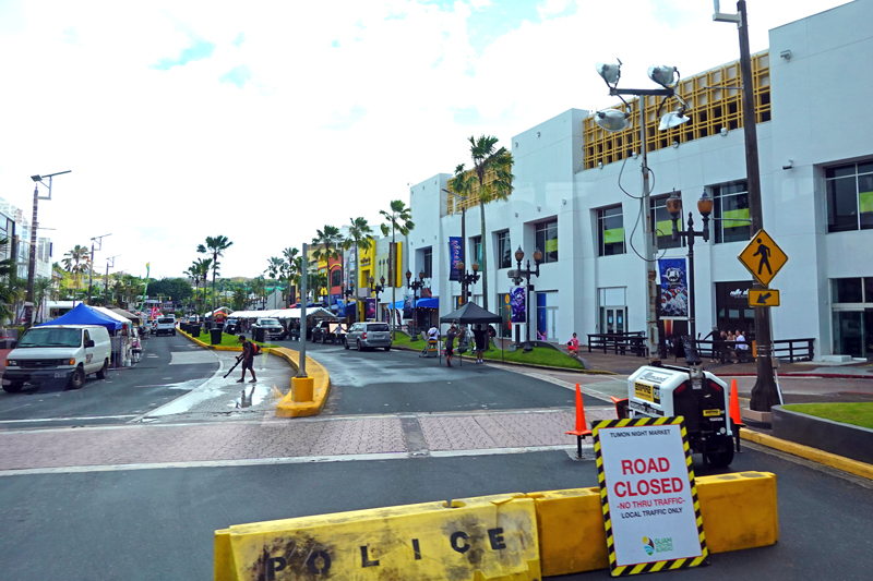 タモンの道路がナイトマーケット準備で通行止めになっている様子
