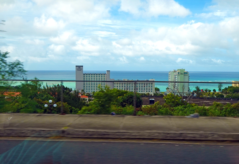 迂回路から見えたタモン湾とホテル群の景色
