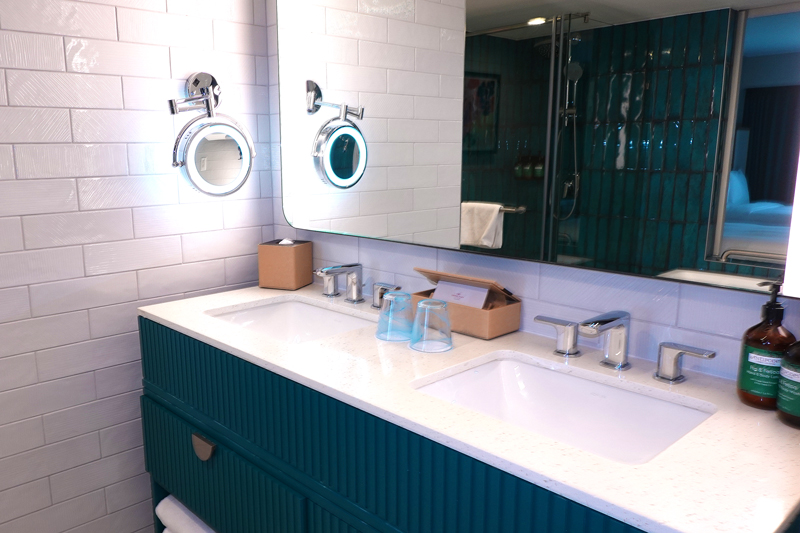 スイートルームのバスルーム ダブルシンク