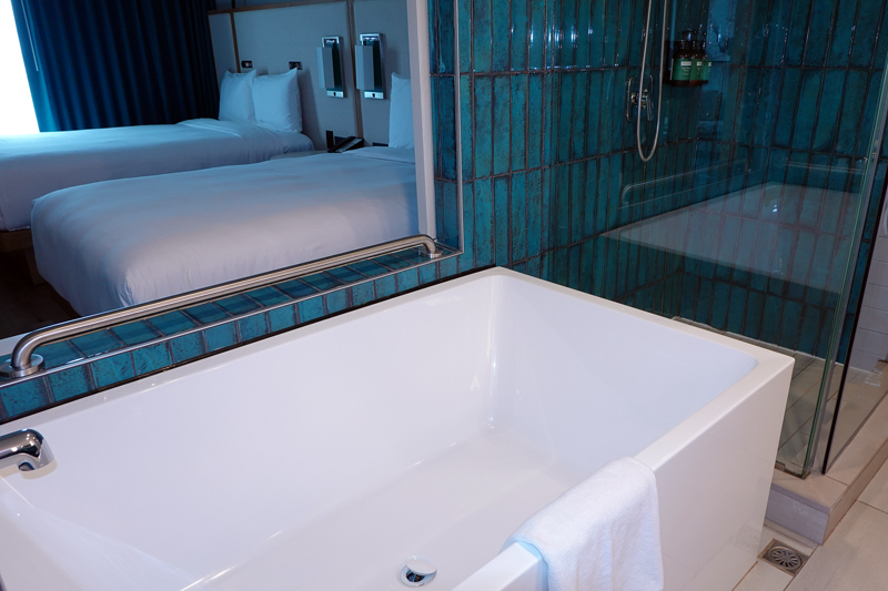 スイートルームのバスルーム バスタブ