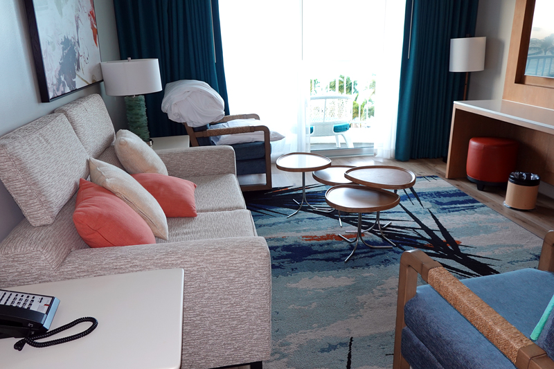 クラウンプラザリゾートグアムのスイートのリビングスペース