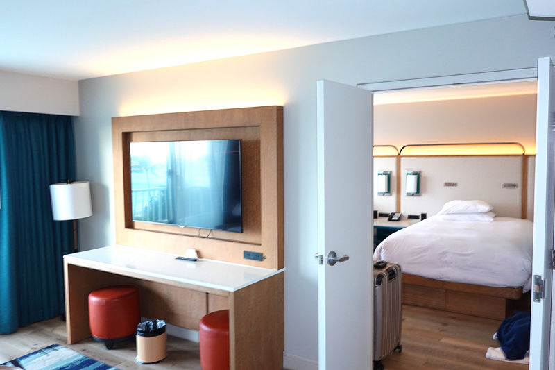 クラウンプラザリゾートグアムのスイートルームのリビングと寝室