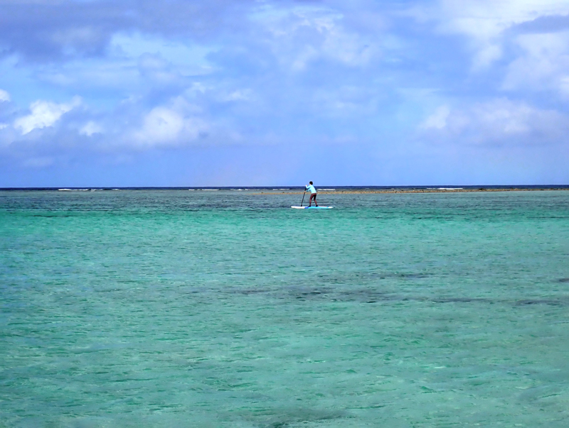 グアムでSUP（スタンドアップパドルボード）を楽しむ様子