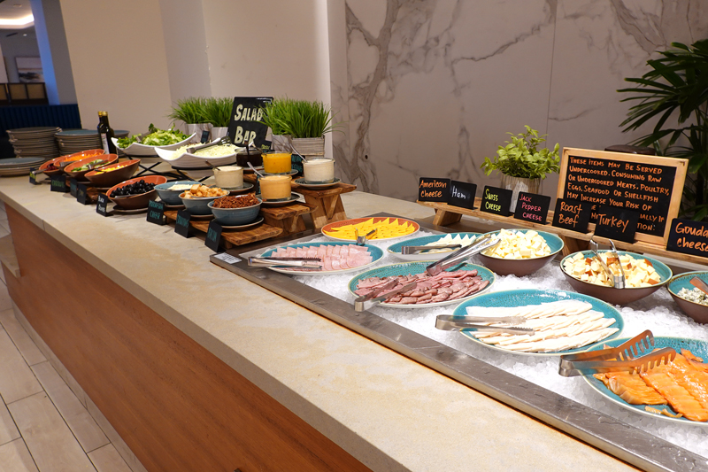 クラウンプラザリゾートグアム「ザ・テラス」の朝食ブッフェの様子