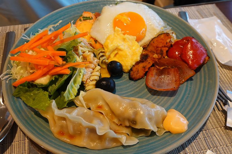 クラウンプラザリゾートグアム「蒸し餃子が並ぶ朝食ブッフェのプレート