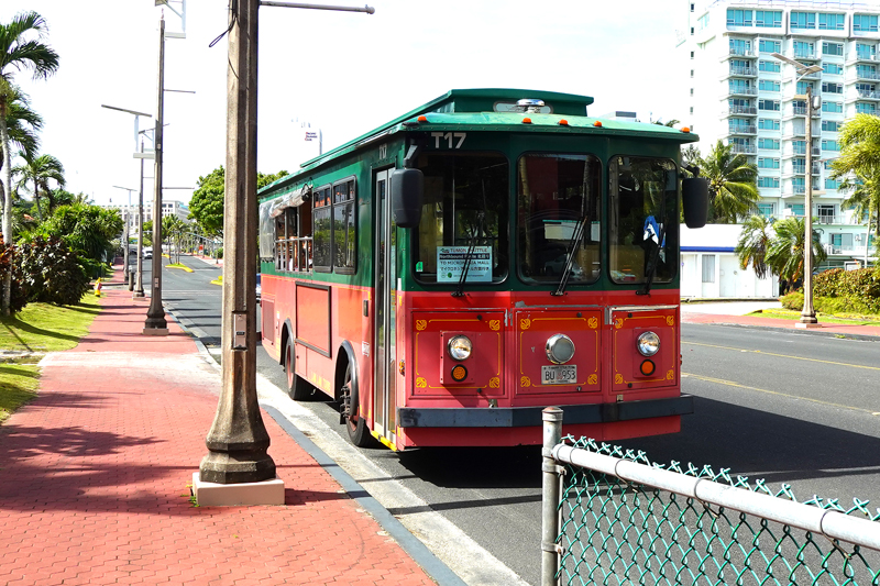 タモン中心地へ向かう赤いシャトルバス