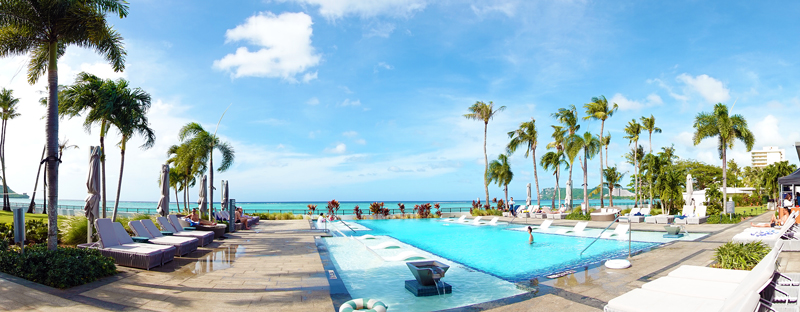 午後のクラウンプラザリゾートグアムのプール。人が少なく落ち着いた雰囲気