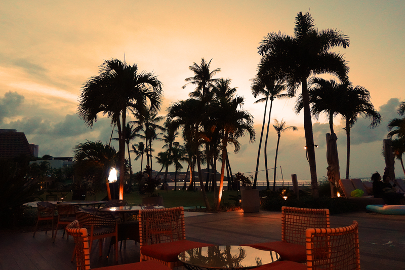 タモン湾の夕景を眺めながら味わうカクテル

