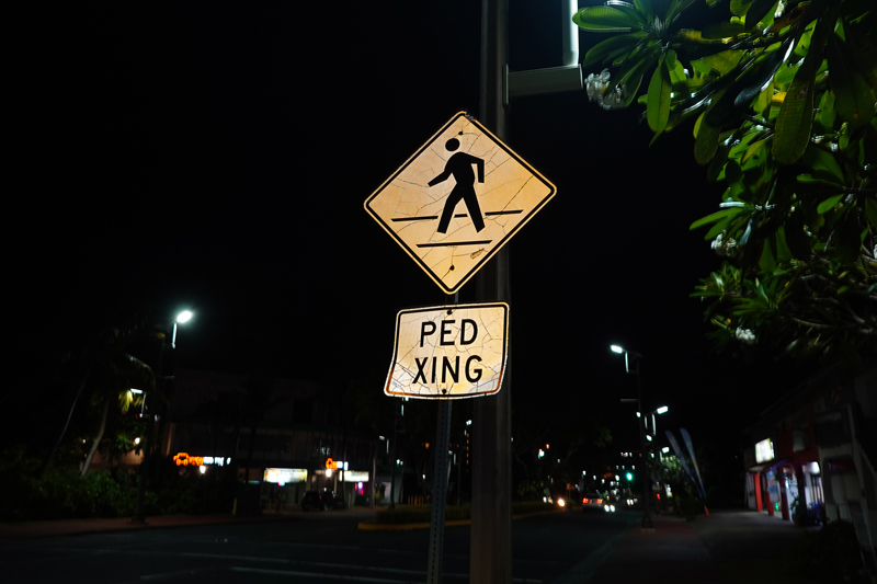 グアムの街角で見かけた“PED XING”歩行者横断標識