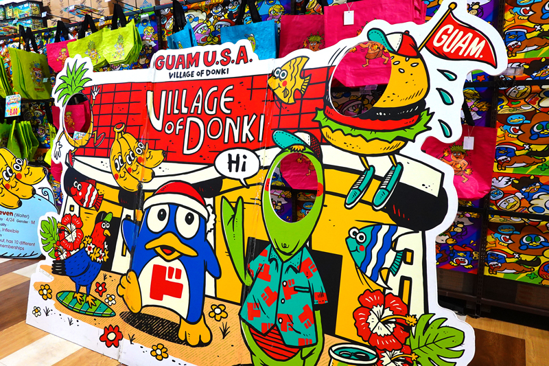 ヴィレッジ・オブ・ドンキ入口の顔ハメ看板