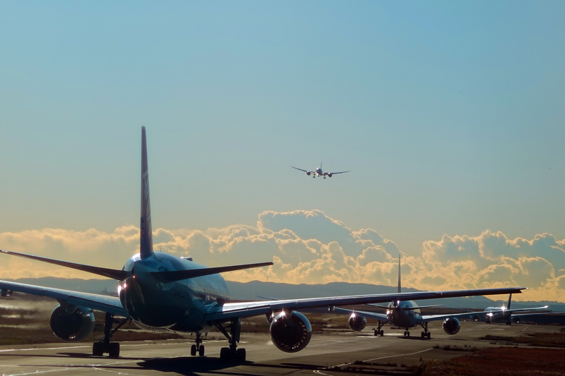 羽田空港を離着陸する機材と滑走路の風景