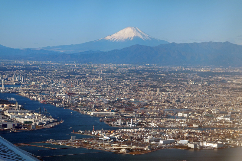 羽田→伊丹便の機窓から見た富士山の雄大な姿