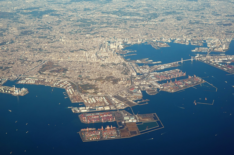上空から見た横浜港とベイブリッジの景色