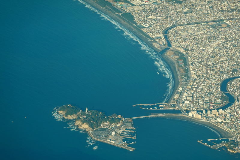 機窓から見た江の島と相模湾の青い海