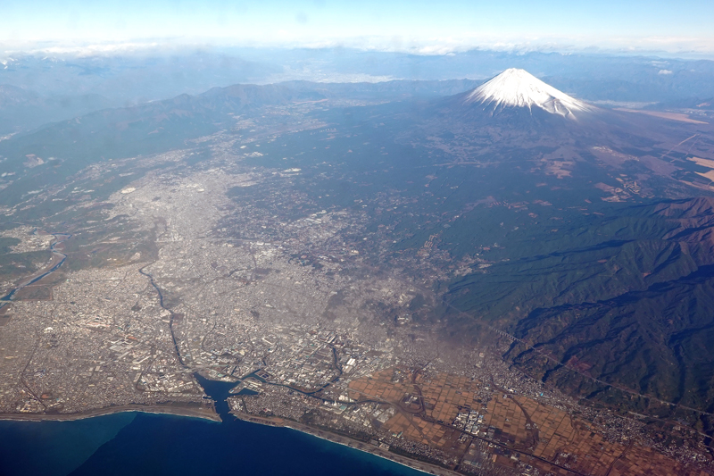 田子の浦港と富士山　空撮