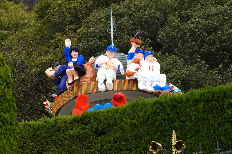 「うろこの家」の冬の風物詩：「世相サンタ」