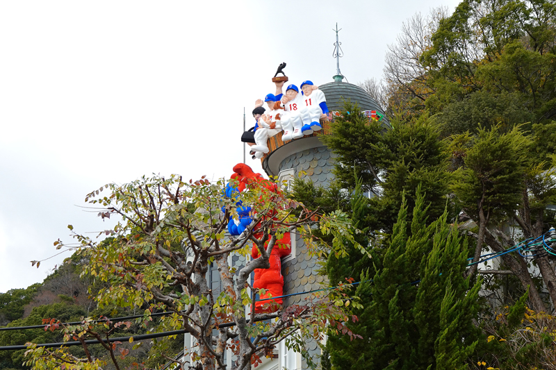「うろこの家」の冬の風物詩：「世相サンタ」