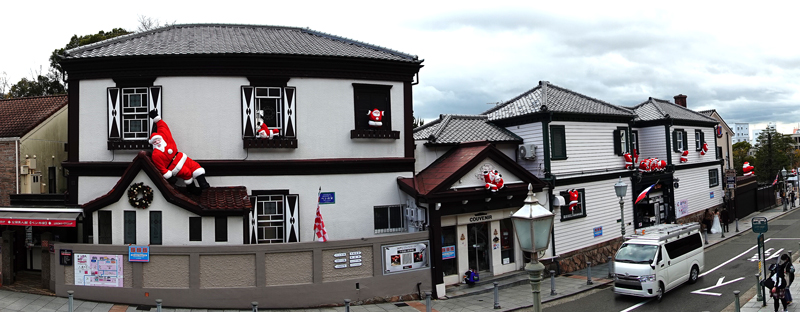 建物をよじ登るサンタ人形が並ぶ長屋洋館の外観