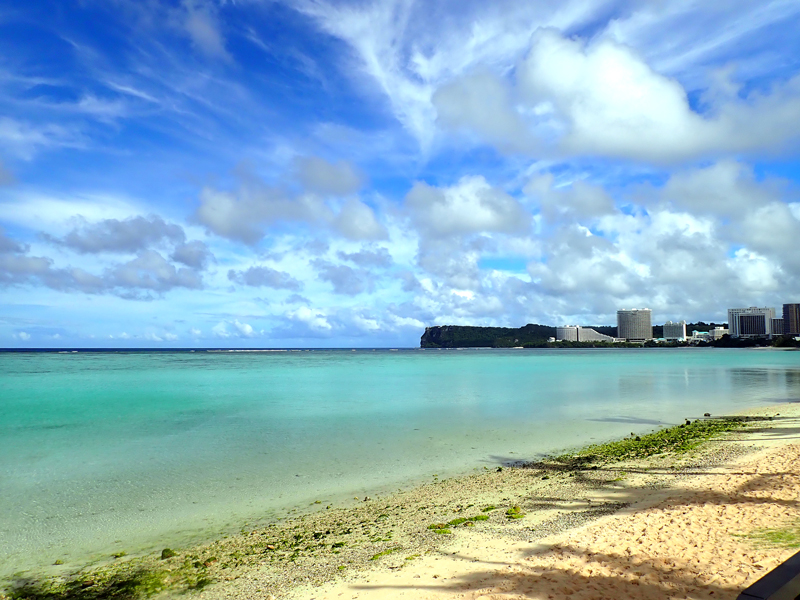 クラウンプラザリゾートグアムのビーチと青い海
