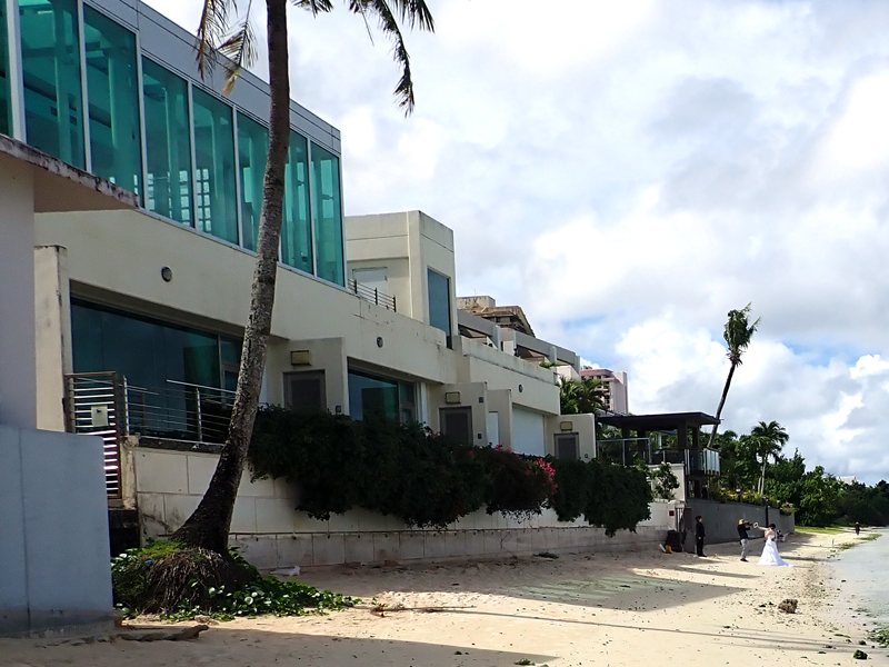 グアムで新郎新婦がビーチで撮影している様子