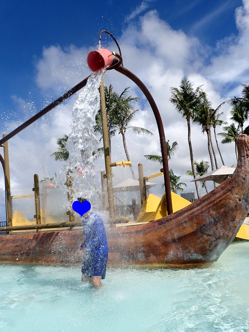 クラウンプラザリゾートグアム　バケツから水が落ちるアトラクションの瞬間