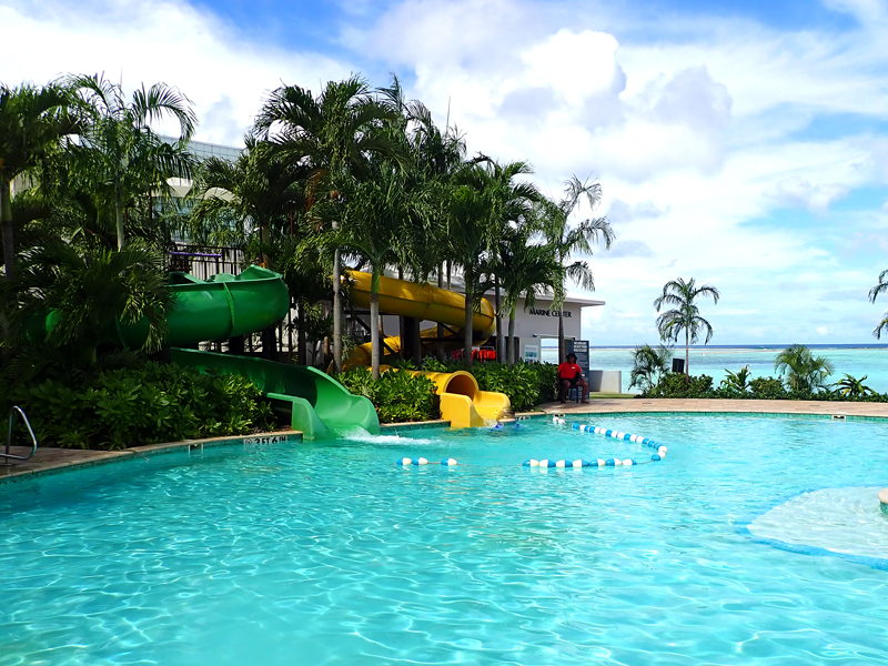 クラウンプラザリゾートグアム　ウォータースライダーのあるプールエリア