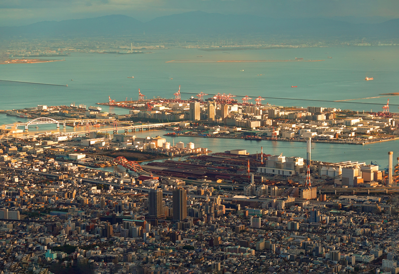 日没前の掬星台展望台と明るい神戸の街